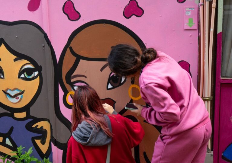 Hogar Hogar: arte e identidad en residencias